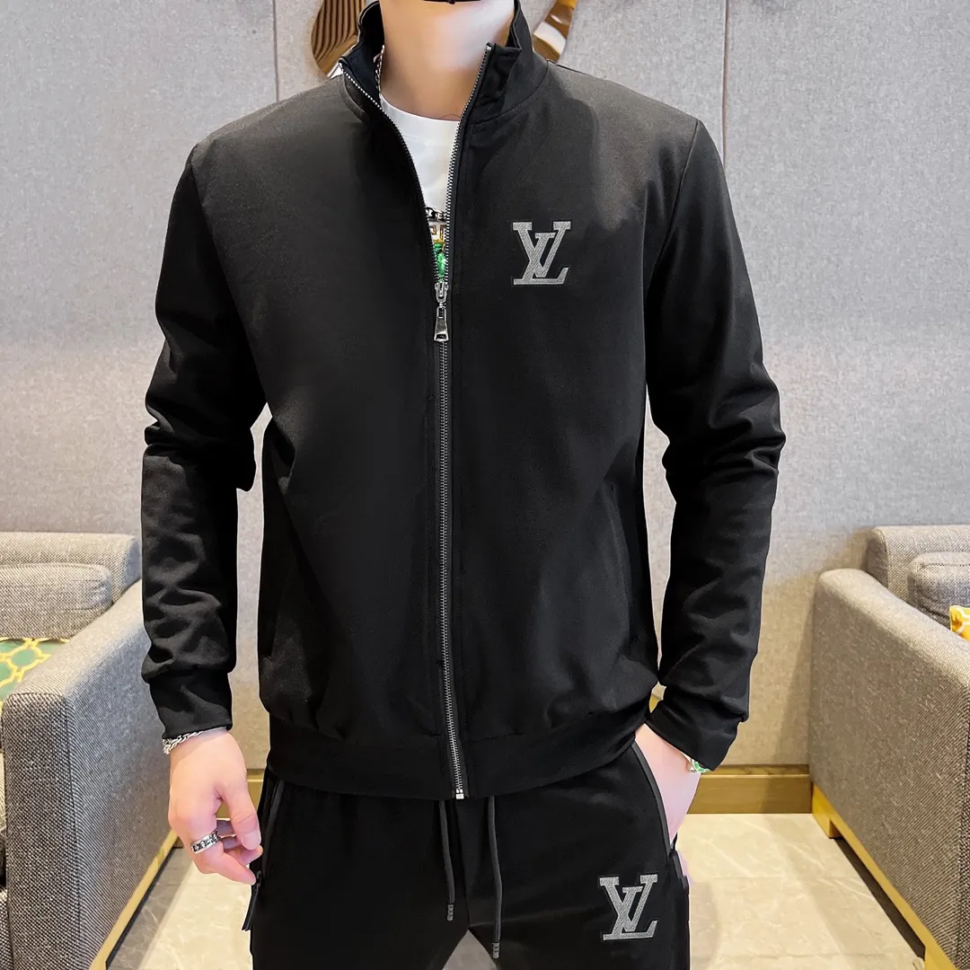 🅿️420 [LV Louis Vuitton] (Fat Man Gospel) hot-selling suit is coming. Focus on the original version of the official website. 2025 new hot-selling cardigan and sweatshirt suit. The original order is the best. 🇭🇰The meticulous work of top designers. Just for a fitting and perfect upper body effect. All-natural high-quality Roman cotton 100%, close-fitting comfort, noble and elegant! Original hardware embodies elegance and nobility! Counter size: M-5XL (maximum wear up to 220 pounds)